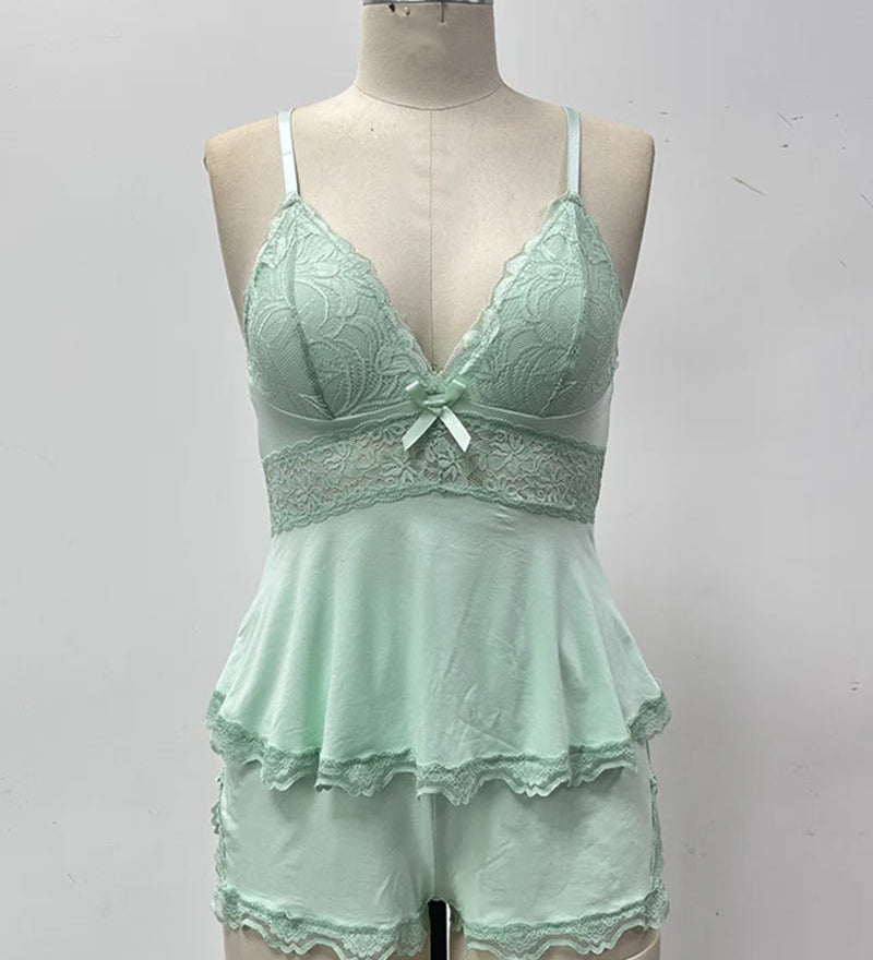 Ensemble de nuit en dentelle avec caraco et short à col en V