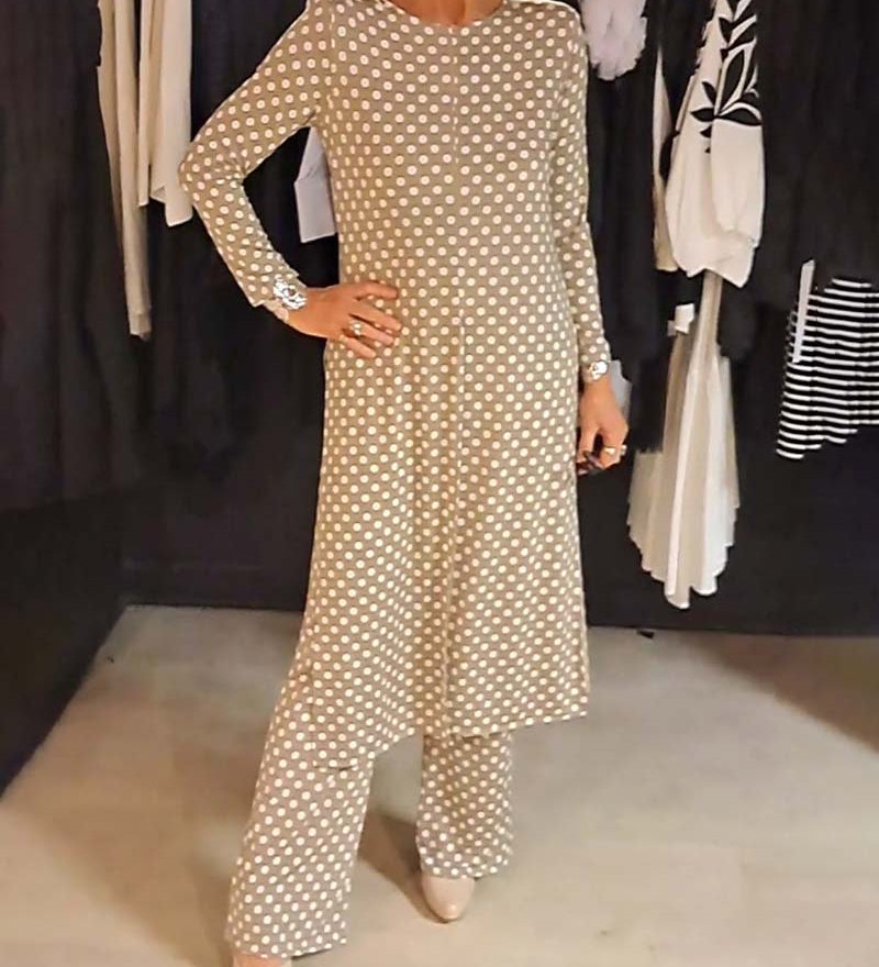 Costume élégant fendu à pois
