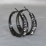 Grandes boucles d'oreilles créoles incrustées de strass