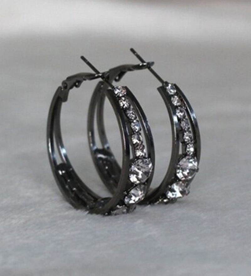 Grandes boucles d'oreilles créoles incrustées de strass