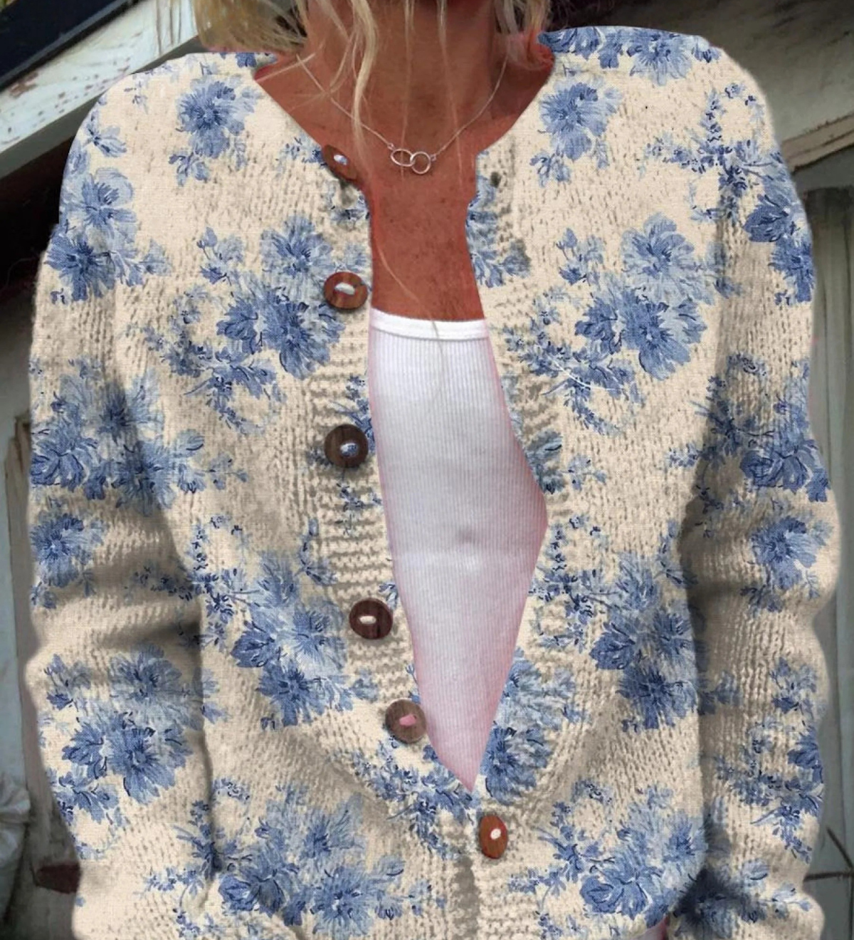 Cardigan boutonné beige à fleurs bleues — Nathalie, LucieSaint-Tropez (vue 2)