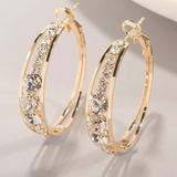 Grandes boucles d'oreilles créoles incrustées de strass