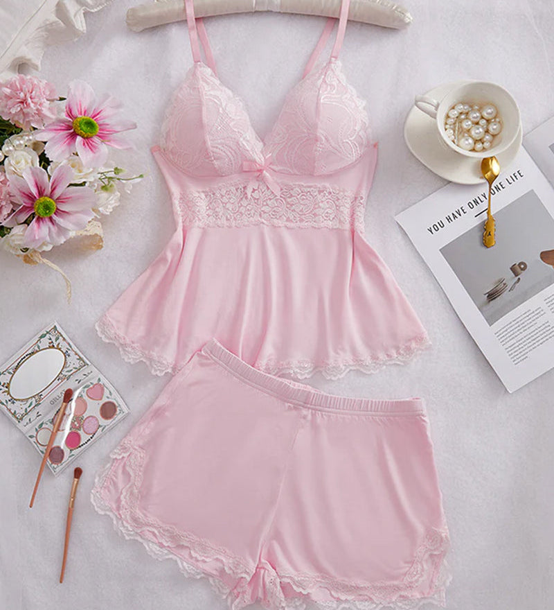 Ensemble de nuit en dentelle avec caraco et short à col en V