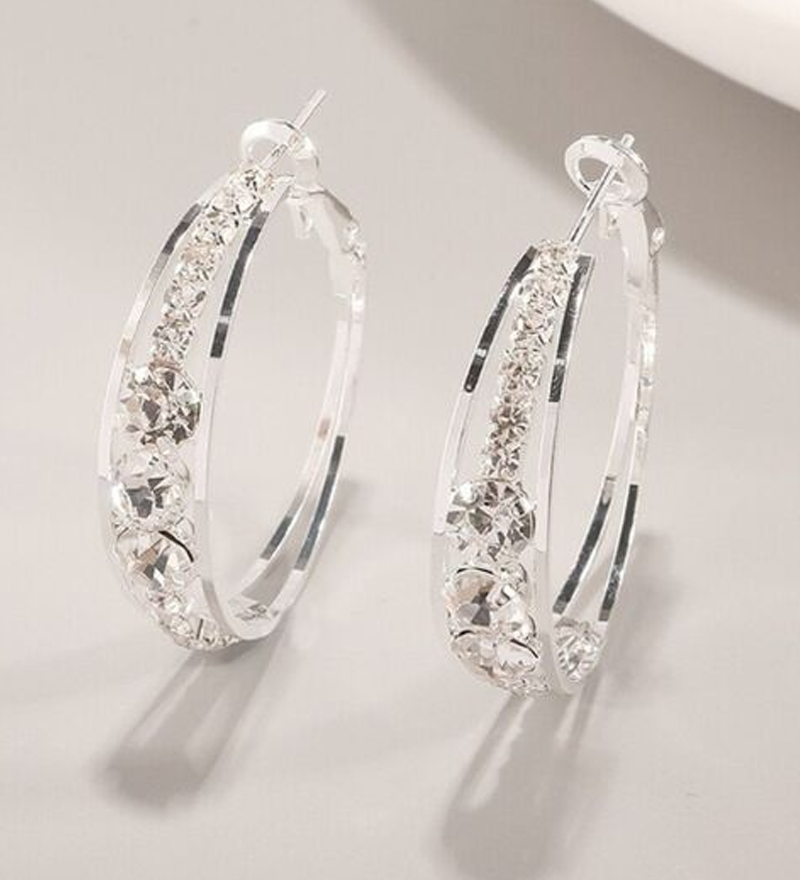 Grandes boucles d'oreilles créoles incrustées de strass