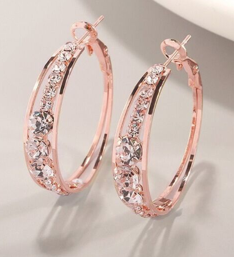 Grandes boucles d'oreilles créoles incrustées de strass