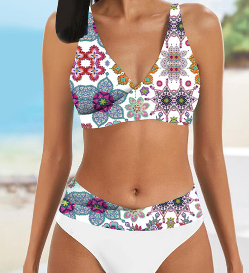 Bikini coloré avec soutien-gorge cache-cœur