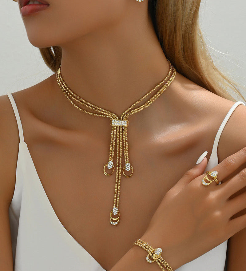 Ensemble collier et boucles d'oreilles simples