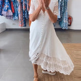 Robe fluide boutonnée en V profond