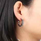 Grandes boucles d'oreilles créoles incrustées de strass
