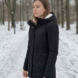 Maëlle – Le manteau qu’on enfile sans réfléchir, même les matins pressés.